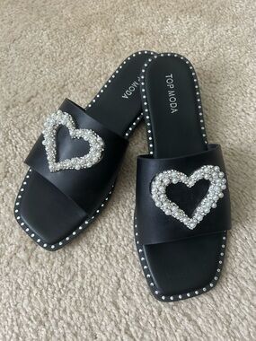 TOP MODA Black Pearl Heart Slide Sandals